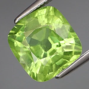 ¡Color encantador de 3,21 quilates! Brillante peridoto verde natural brillante Myanmar - Imagen 1 de 4
