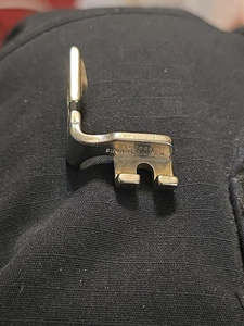 ORIGINAL VINTAGE Outil PIED OURLET SINGER SIMANCO 120855 USA Maschinenfuß - Bild 1 von 6