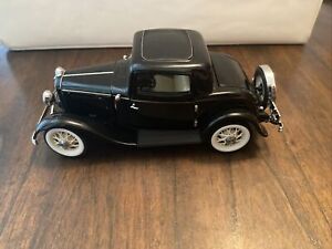1:24 scale 1932 Ford V-8 Deuce Coupe
