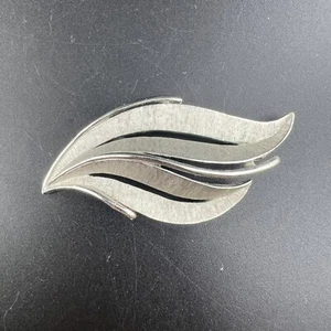 Crown Trifari Leaf Pin Brushed Silver Tone Brooch Vintage Leaves READ - Picture 1 of 11