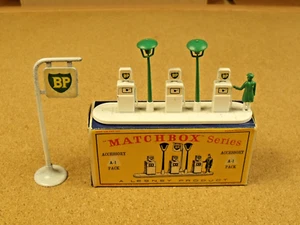 ALTE VINTAGE LESNEY MATCHBOX A-1 BP GARAGE PUMPS & SCHILD OVP - Bild 1 von 14