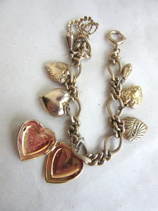 Pulsera con dije en tono dorado texturizado con dijes de corazón y un medallón - Imagen 1 de 5