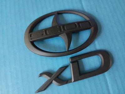 SCION XD TRASERO 2008-2014 EMBLEMA NEGRO CON LOGO OEM USADO  Foto 1 de 4
