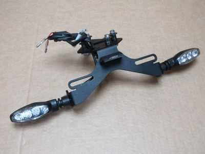 Triumph Street Triple RS 2017 rear indicator bracket number plate holder (15040) - Imagem 1 de 4