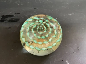 Fermacarte in vetro di Murano 3,25" Latticino e Avventurina Girevole/Vortice - Foto 1 di 8
