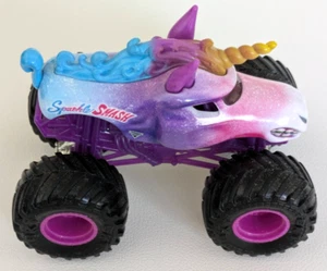 Monster Jam Truck Sparkle Smash Unicornio Negro Neumáticos/Llantas Púrpura Escala 1:64 ¡Difícil de Encontrar! - Imagen 1 de 6