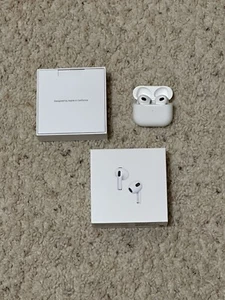 Apple AirPods (3rd Generation) with MagSafe Charging Case - Excellent - Zdjęcie 1 z 1