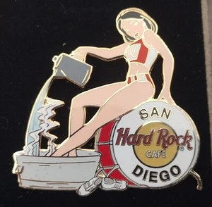 Hard Rock Café San Diego Mädchen wärmende Füße sitzend auf Trommeln - Bild 1 von 1