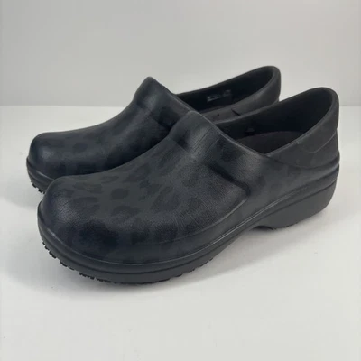 Zuecos de trabajo Crocs Neria Pro II para mujer EE. UU. 6 negros con estampado de leopardo antideslizantes Foto 1 de 4