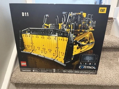 LEGO TECHNIC Cat D11 Bulldozer (42131) - Image 1 of 2