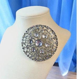 Spilla pim vintage fiocco di neve ornato tono argento con pietre trasparenti - Foto 1 di 6