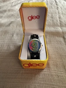 Reloj Arco Iris Mercancía Oficial de Película Glee con Banda Negra en Caja Marca Nee - Imagen 1 de 7