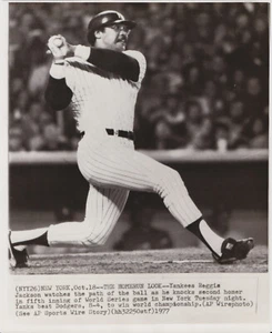 1977 Press Photo Yankees Reggie Jackson Hits 2nd Homer in World Series Game 6 - Picture 1 of 2