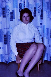 1962-Vintage 35mm Slide, Lady Modeling, sitting for Amateur Photographer # 7077 - Picture 1 of 1