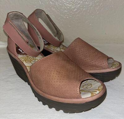 FLY London Yake 玫瑰穿孔皮革楔形女式凉鞋尺寸 — 第 1/4 张图片