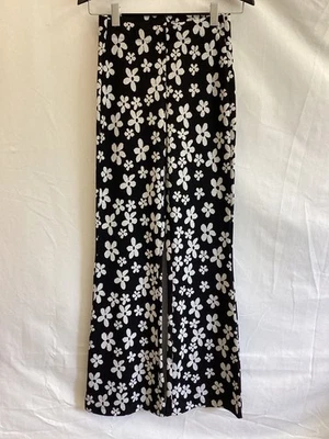 Urban Outfitters Negro con Flores Blancas Retro Pull On Pantalón Acampanado Mujer Talla M Foto 1 de 4