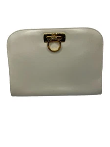 Bolso clutch/bross vintage Ferragamo blanco Gancini con cadena dorada - Imagen 1 de 18