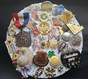 Lote de prendedores de solapa conmemorativos vintage y modernos multicolor - Imagen 1 de 10