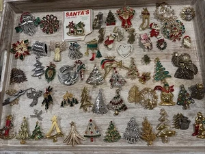 60 Vintage Weihnachtsbaum Weihnachtsmann Engel signiert & unsigniert Anstecknadeln Konvolut Broschen - Bild 1 von 8
