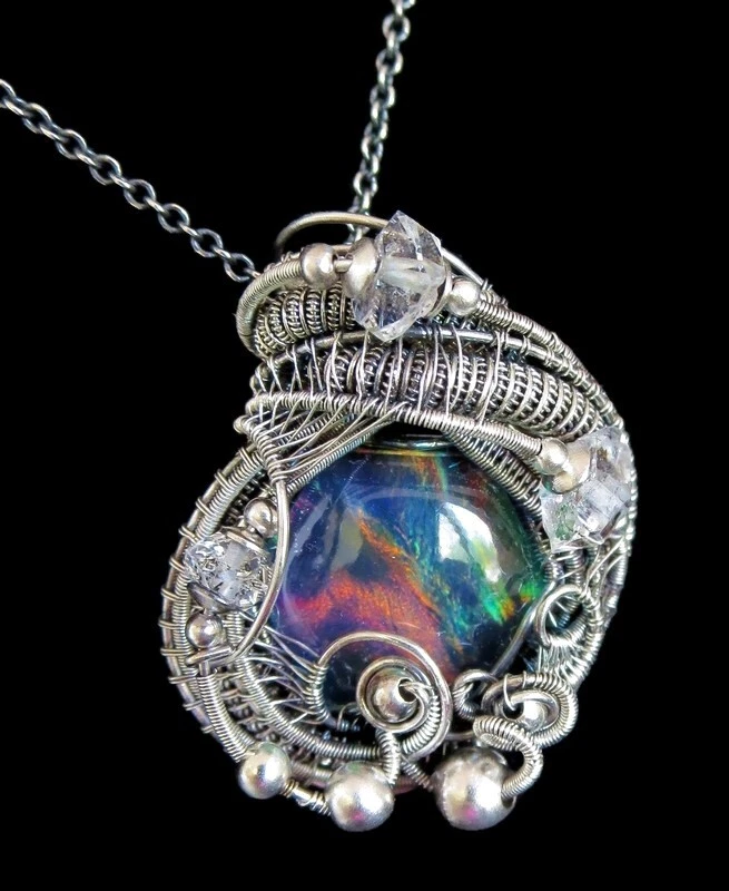 Colgante Aurora Opal envuelto en alambre en plata de ley con diamantes Herkimer Foto 1 de 4