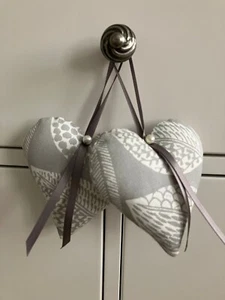 2 x Corazones Colgantes Laura Ashley - Hojas de Madera Acero Hecho a Mano - Imagen 1 de 3