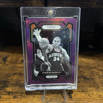 Selecciones de draft universitarias Panini Prizm 2024 Charles Barkley #39 True Purple/75 Foto 1 de 2