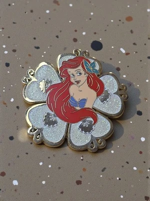 Prendedor Disney Ariel Oro Blanco Flor Filigrana Prendedor La Sirenita Foto 1 de 2