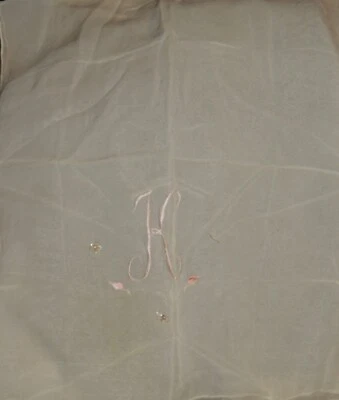 Bufanda larga de gasa de seda marfil años 50 con bordado rosa "K" Foto 1 de 2