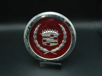 1985-1986 CADILLAC Coupe Deville Hubcap Center - Изображение 1 из 3