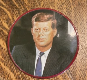 3" JOHN F. KENNEDY ritratto a colori ROSSO pulsante posteriore pinback JFK 1960 KEN-2017 - Foto 1 di 3