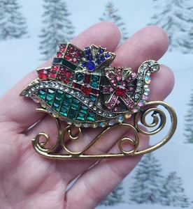 MAGNETIC Brooch Vintage style Santa Sleigh Presents. Christmas Crystal sled pin - Picture 1 of 7