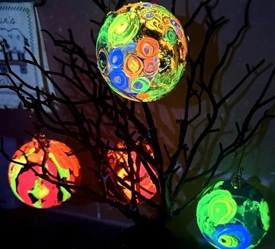 Lote de 4 adornos brillantes colgantes luz negra arte reactivo decoración de Halloween Foto 1 de 4