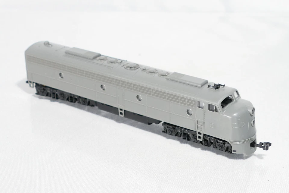 Kato 176-260 N Scale DC Diesel Locomotive Undecorated EMD E8/9A - Image 1 of 3