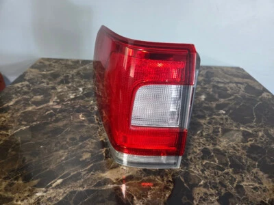 Luz trasera del lado del conductor Lincoln Navigator 2015-2017 usada OEM FL7Z13405C Foto 1 de 4