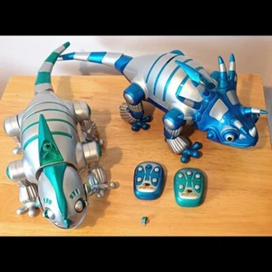 2 Trendmasters robot cyber chameleon toys remotes tri-rapa-ceratops fly Muy Loco - Picture 1 of 5
