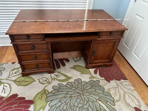 Executive Desk with drawers - Picture 1 of 8