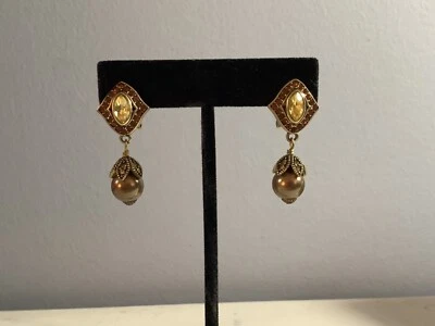 AUTHENTIC SIGNED HEIDI DAUS CITREAN CRYSTAL & GOLDEN PEARL OMEGA BACK EARRINGS N - Image 1 of 4
