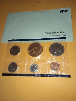 1990 PHILADELPHIA SOUVENIR MINT SET  ! - Image 1 of 4