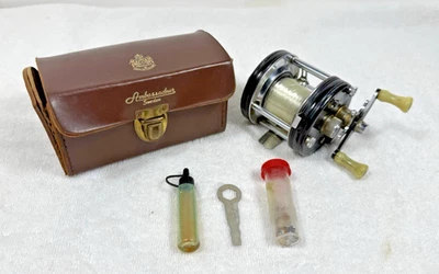 Carrete de pesca vintage Abu Garcia Ambassadeur 5000c con estuche de cuero e insertos Foto 1 de 4