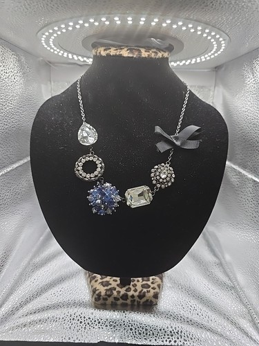 VETEMENTS Collana Simply Vera Wang nera sfaccettata strass blu perline cristallo dichiarazione