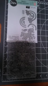 Nuevo Universal Troquelado Metal Fino 11p + Carpeta de Grabado Sizzix Unicornio Arco Iris  - Imagen 1 de 3