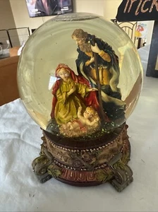 St. Nicholas Square - Glitter Snow Globe Music Box Silent Night Nativity Scene - Picture 1 of 6
