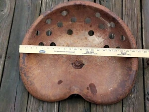 Vecchio sedile per trattore vintage in metallo / pesante 8,3 libbre. / Larghezza 21,5" / Senza Marca / Nota - Foto 1 di 12