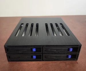 Boîtier de lecteur 4 baies 2,5" SATA/SAS échangeable à chaud - Photo 1/3