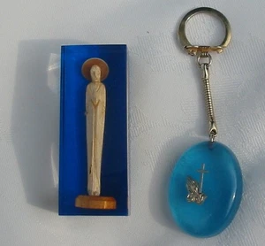 Vtg Wood Carved Lucite Encased Madonna Pocket Shrine Holy Amulet Prayer Keychain - Picture 1 of 4