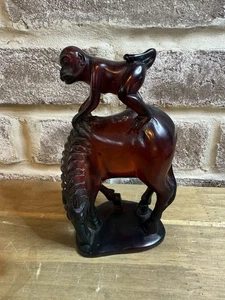Figura Ámbar Cereza China Netsuke Mono a Caballo Fengshui Carrera BAQUELITA - Imagen 1 de 6