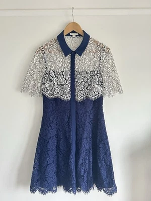 Vestido de invitada de boda Whistles azul marino y blanco de encaje en capas para ocasiones especiales Reino Unido 12 Foto 1 de 4