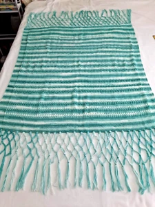 "Manta de bebé tejida hecha a mano con flecos 64" x 37" sección tejida 42"" x 37""" - Imagen 1 de 8