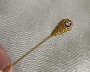 Viktorianische etruskische Stecknadel aus 14 Karat Gold mit einem schönen Diamanten verstärkt. - Bild 1 von 15