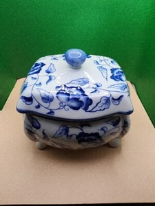 Andrea by Sadek Stunning Blue and White Porcelain Flower Lidded  bowl With Lid - Picture 1 of 6